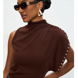 Blusa com Um Ombro Só e Gola Alta Marrom